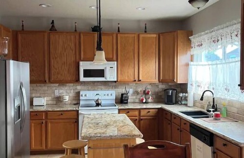 Colorado Springs Casa | 3 bedroom house 5 minutes away from the airport in Colorado Springs all for you.