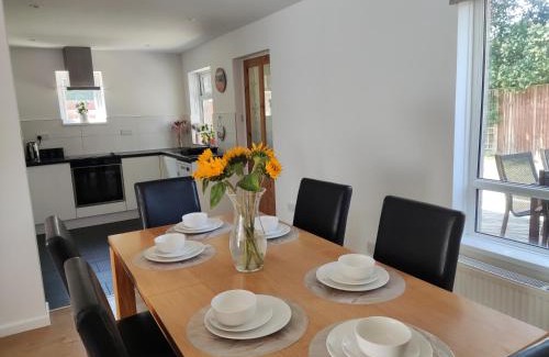 Bournemouth Apartamento | 3 bedroom house 3-8 guests, CONTRACTORS, parking, Wi-Fi, close to Hospital, JP Morgan, nature reserves, golf courses, beach