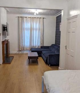 Mayfield Casa | 3 bedroom house,4beds, 2 baths Ilford ,12 mins to Stratford