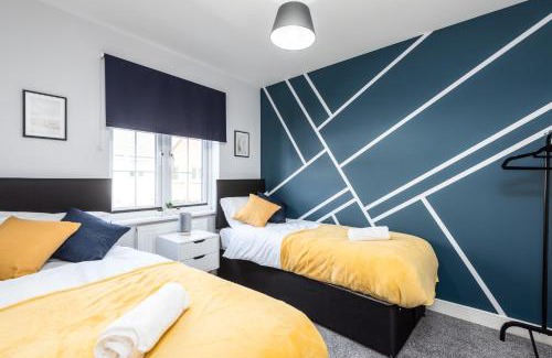 Ashford Casa | 3 Bedroom House Ashford, Kent - Free Parking - Free WiFi - Big Monthly Discounts - Sleeps 5 - Elite Stays UK