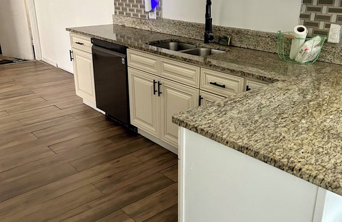 Limona Improvement Casa | 3-bedroom house in amazing Brandon with AC