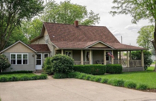 Yorktown Casa | 3-bedroom house in beautiful Yorktown, IN. Close to Ball State.