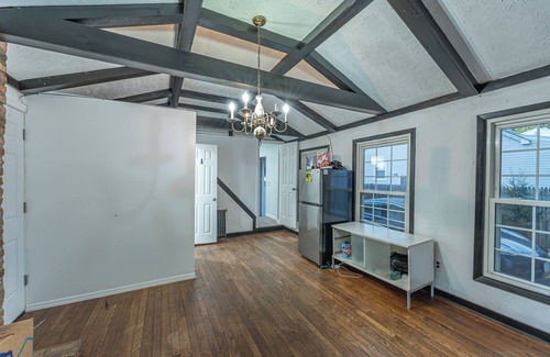 Deer Park Casa | 3-bedroom house in brilliant Dix Hills with WiFi, AC