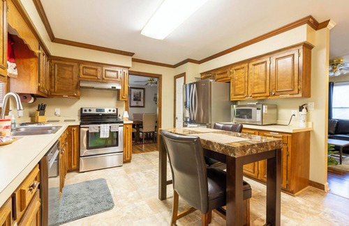 Lillington Casa | 3-bedroom house in charming Lillington, office & darkening bedroom window vinyl.