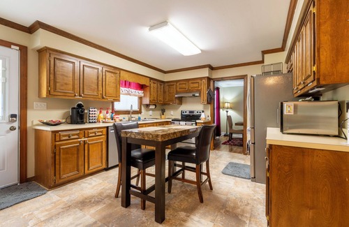 Lillington Casa | 3-bedroom house in charming Lillington, office & darkening bedroom window vinyl.