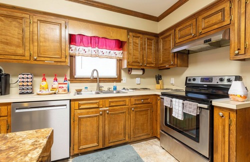 Lillington Casa | 3-bedroom house in charming Lillington, office & darkening bedroom window vinyl.