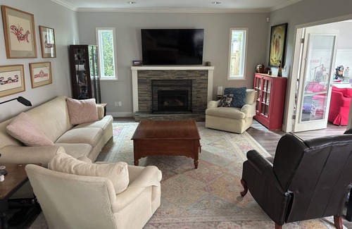 Surrey Casa | 3-bedroom house in fantastic South Surrey / White Rock - big yard, fitness room
