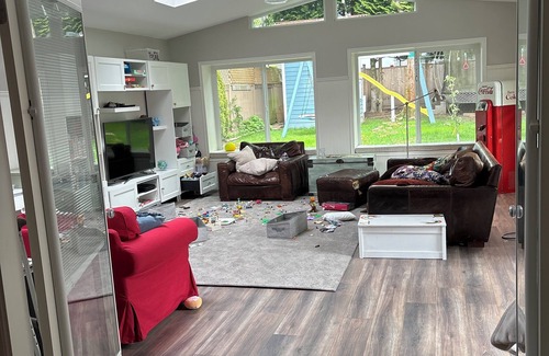 Surrey Casa | 3-bedroom house in fantastic South Surrey / White Rock - big yard, fitness room