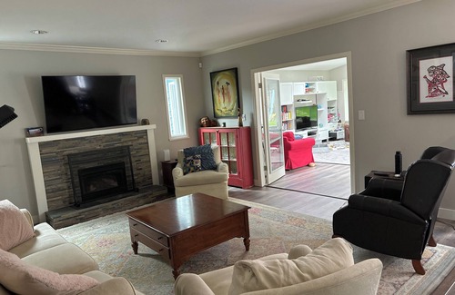 Surrey Casa | 3-bedroom house in fantastic South Surrey / White Rock - big yard, fitness room