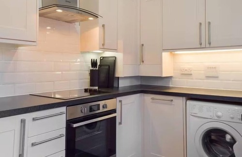 Preston Casa | 3 Bedroom House in Preston with Free Parking by Eason Stays - Contractors