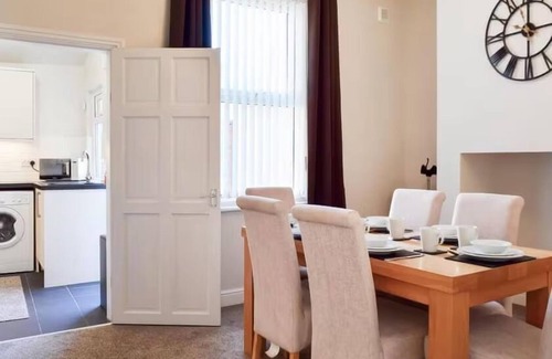 Preston Casa | 3 Bedroom House in Preston with Free Parking by Eason Stays - Contractors