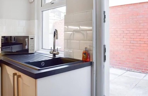 Preston Casa | 3 Bedroom House in Preston with Free Parking by Eason Stays - Contractors