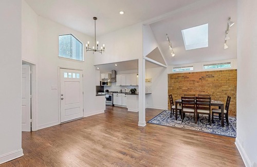 Irving Casa | 3-bedroom house in Las Colinas with AC