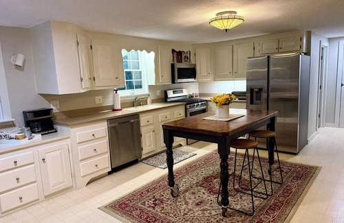 Cape Neddick Casa | 3-bedroom house in serene Cape Neddick Maine WiFi, AC. Enjoy some peace & quiet