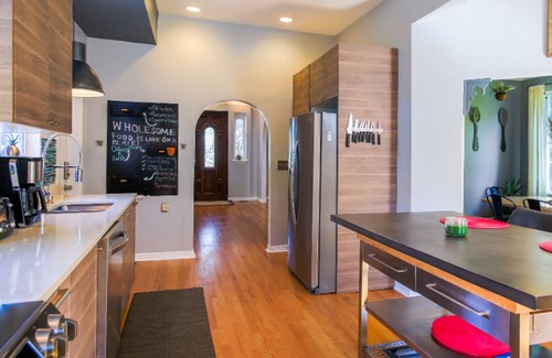 Urban Core Casa | 3-bedroom house in awesome Jacksonville with beautiful swimming pool, WiFi, AC.