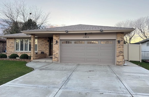 Orland Hills Casa | 3-bedroom house in fabulous Orland Hills with fitness room, AC, WiFi
