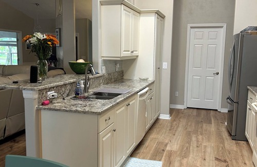 Town Park Casa | 3-bedroom house in fabulous Port Orange with WiFi, AC & Beautiful screened Pool