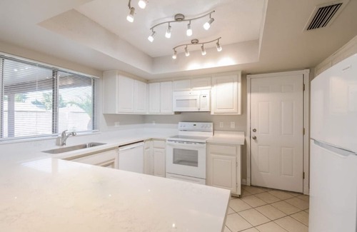 Manistee Ranch HOA Casa | 3-bedroom house in welcoming Glendale with WiFi, AC