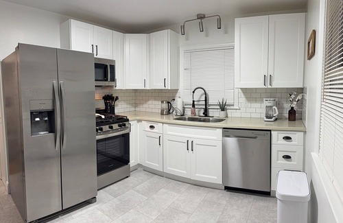 Erie Casa | 3-bedroom house in wonderful Erie with AC, WiFi