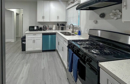 Foster Place Casa | 3-bedroom house Near Downtown Houston with AC,BACKYARD,KITCHE,FAST WiFi