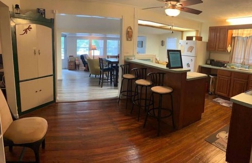 Putnam Hall Casa | 3 Bedroom House on Private Scenic Lake Mable