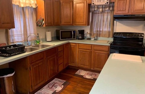 Putnam Hall Casa | 3 Bedroom House on Private Scenic Lake Mable