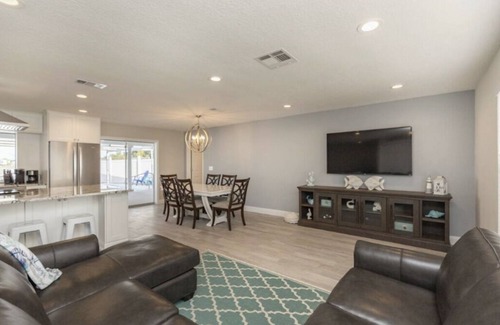 Bal Harbour Casa | 3-bedroom house on the water in Apollo Beach, Heated pool, Kayaks, Bikes.