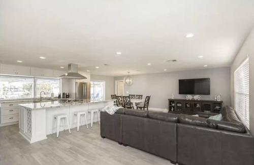Bal Harbour Casa | 3-bedroom house on the water in Apollo Beach, Heated pool, Kayaks, Bikes.