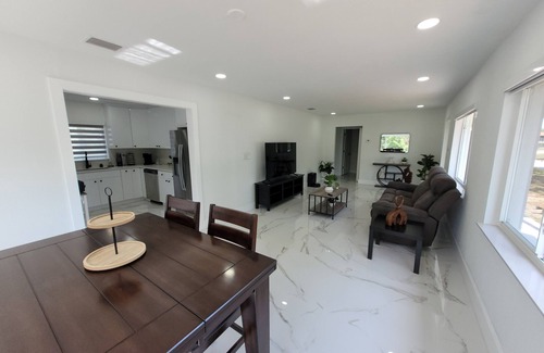 Temple Terrace Casa | 3-bedroom house in welcoming Temple Terrace, WiFi. EV car charging oulet, PS4
