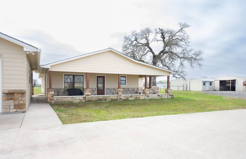Bryan Casa | 3 Bedroom House w/ Outdoor Entertainment Area & Horse Accommodations