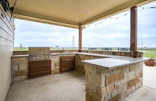 Bryan Casa | 3 Bedroom House w/ Outdoor Entertainment Area & Horse Accommodations