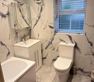Keighley Casa | 3 Bedroom House with free on site Parking