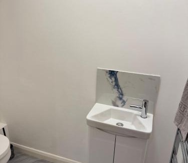 Keighley Casa | 3 Bedroom House with free on site Parking