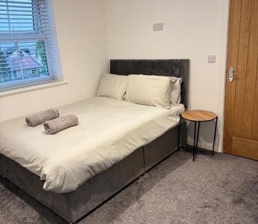 Keighley Casa | 3 Bedroom House with free on site Parking