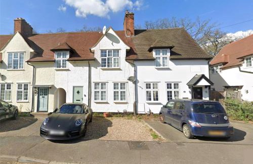 West Byfleet Casa | 3 Bedroom House with Parking