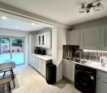 West Byfleet Casa | 3 Bedroom House with Parking