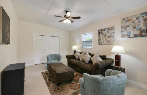 Cocoa Casa | 3 bedroom House with Renovated kitchen and bath!