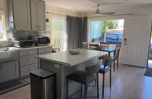 Makaha Casa | 3 bedroom house with WIFI and free parking, close to beaches and hikes.