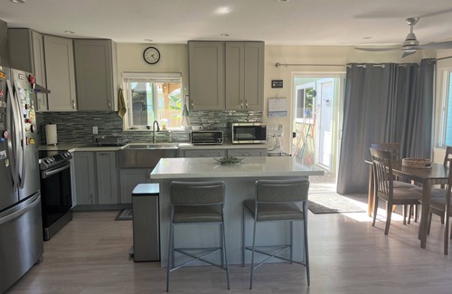 Makaha Casa | 3 bedroom house with WIFI and free parking, close to beaches and hikes.