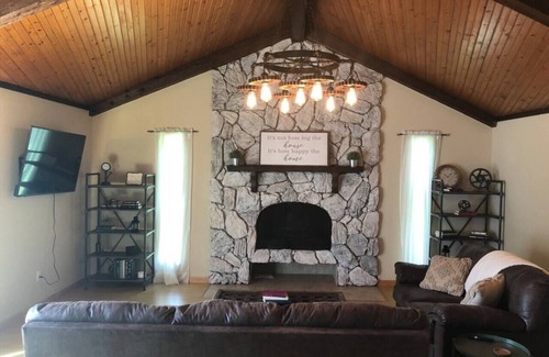 Sterling Heights Casa | 3 Bedroom Industrial Vibe