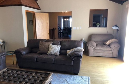 Sterling Heights Casa | 3 Bedroom Industrial Vibe