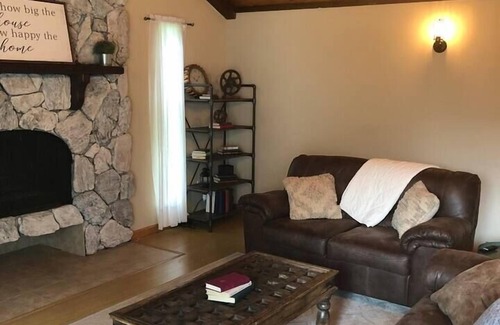 Sterling Heights Casa | 3 Bedroom Industrial Vibe