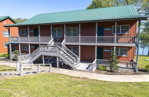 Cadiz Condominio | 3 Bedroom Lakefront Condos - Dog Friendly