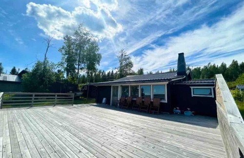 Njurunda Casa | 3 bedroom lakehouse with private bridge and garden