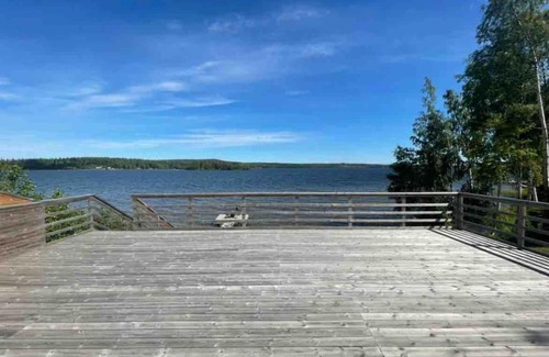Njurunda Casa | 3 bedroom lakehouse with private bridge and garden
