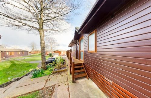 South Lakeland Leisure Village Casa | 3 Bedroom Lakeview Lodge - Ensuite & Balcony Deck