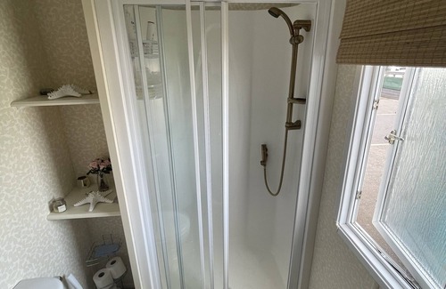 Drummore Cabina | 3 Bedroom Lodge, Close to Beach, Stunning Views, includes hot tub