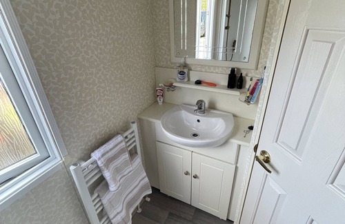 Drummore Cabina | 3 Bedroom Lodge, Close to Beach, Stunning Views, includes hot tub