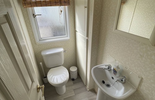 Drummore Cabina | 3 Bedroom Lodge, Close to Beach, Stunning Views, includes hot tub