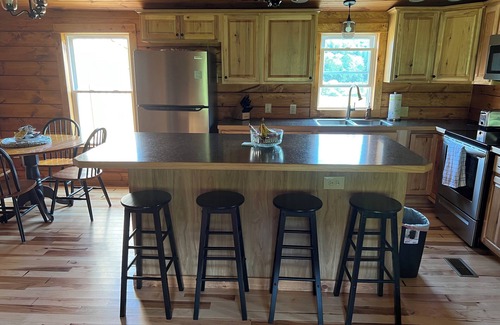 Scott Cabina | 3-bedroom lodge in Homer close to sports fields, orchards, and ski resorts